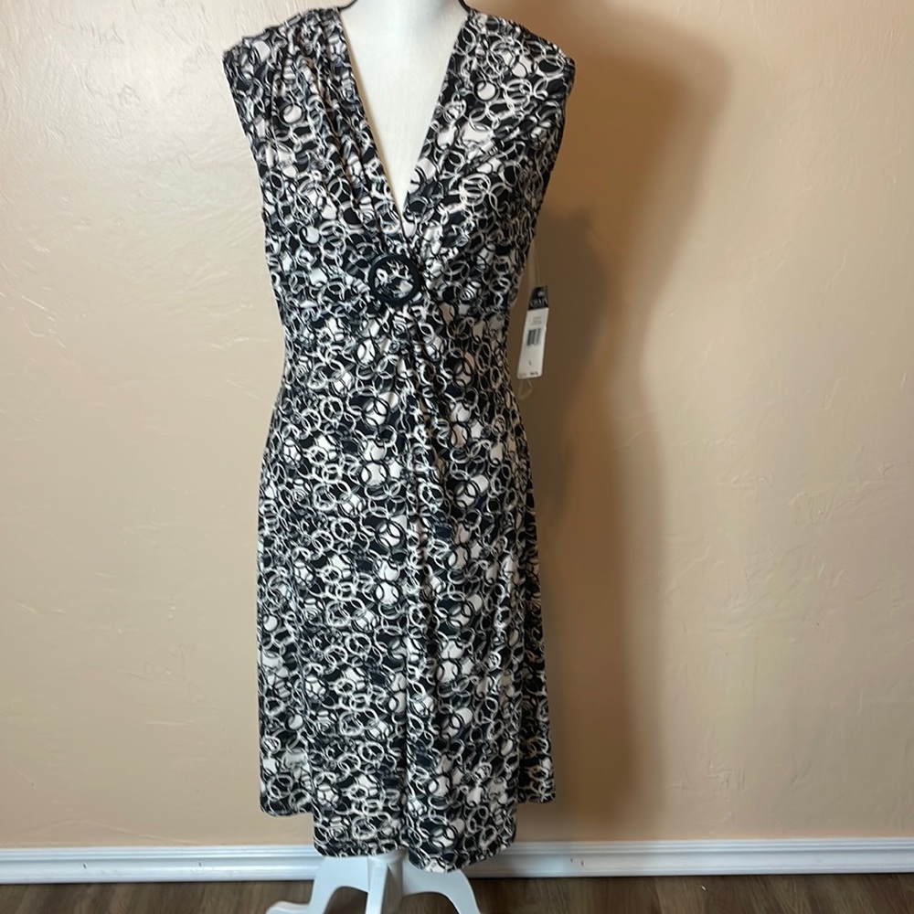 Chaps size Lg black and white print sleeveless stretch dress.